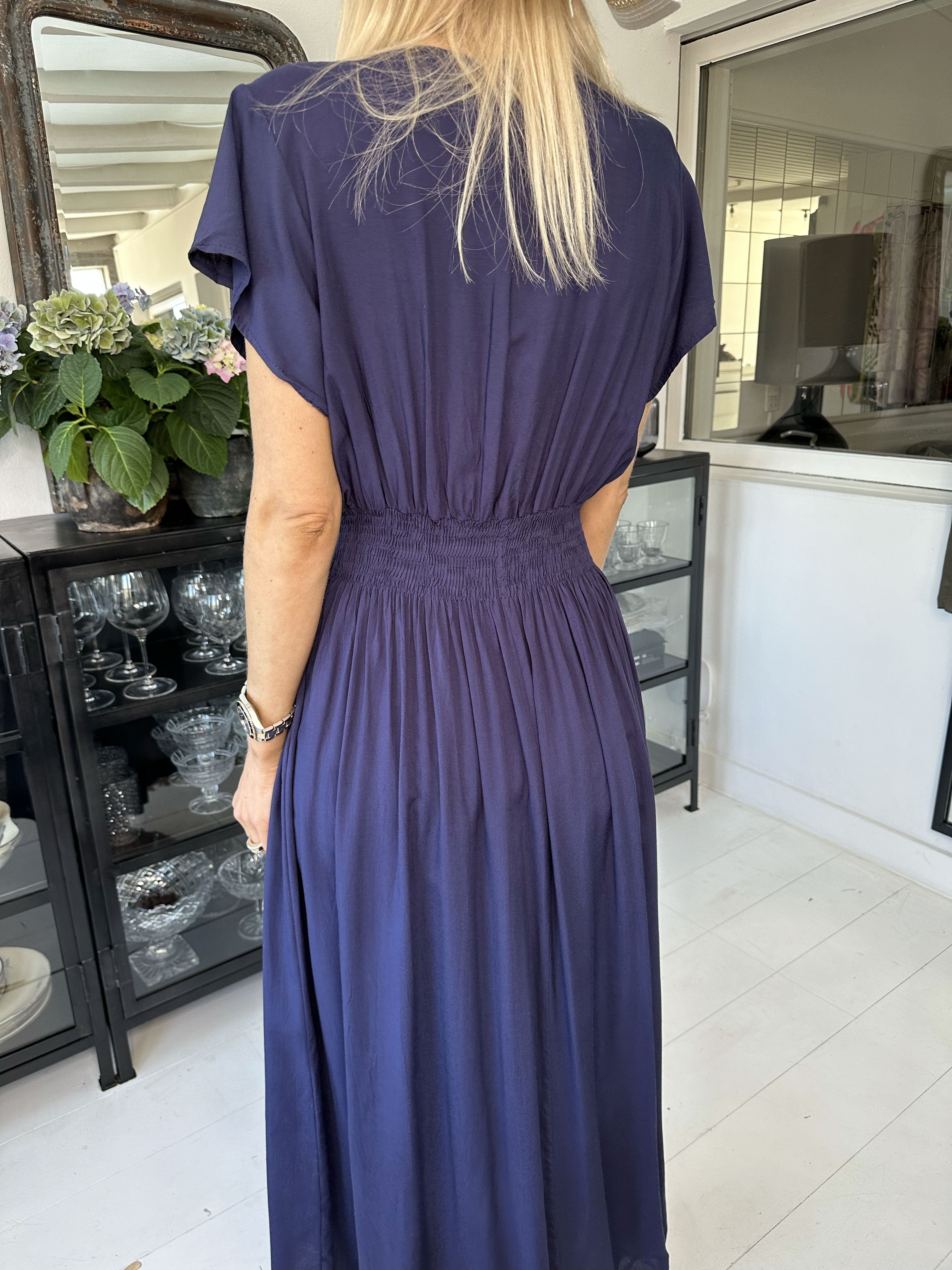 Misha - Söt lång enkel klänning i viskos med smock